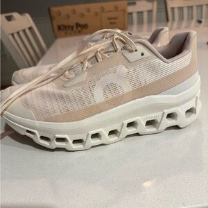 Women's On Cloudmaster Void